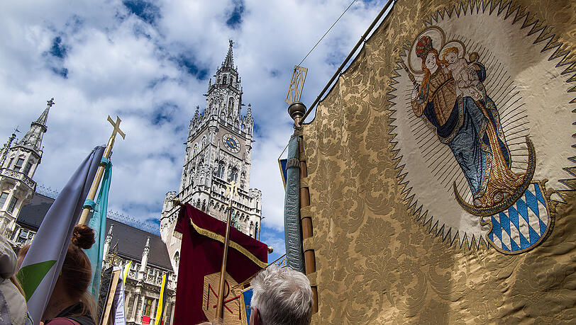 Bei der Marienfeier fanden sich am Samstag rund 7.000 Menschen am Marienplatz ein. Die Bilder. Bei der Marienfeier fanden sich am Samstag rund 7.000 Menschen am Marienplatz ein. Die Bilder.
