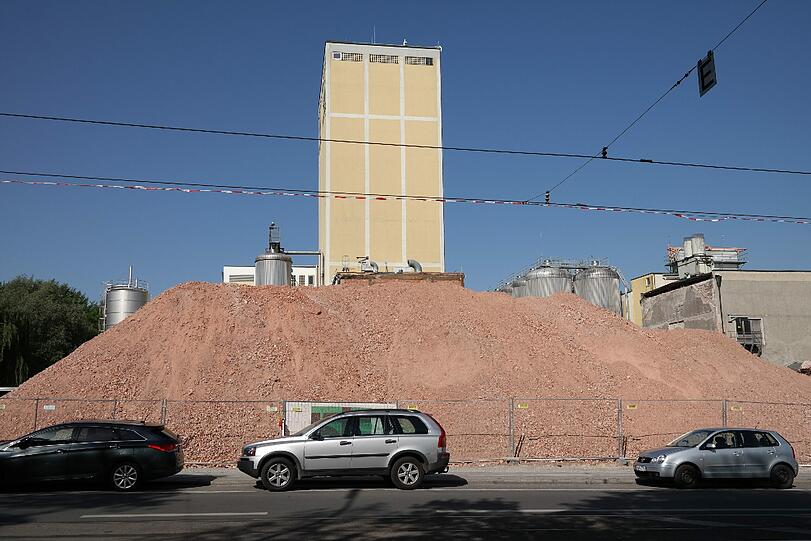 Die riesige Abraumhalde an der Ohlmüllerstraße ist beim Abriss der Brauerei-Anlagen am Auer Mühlbach entstanden.