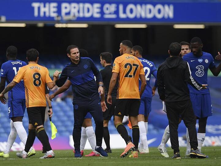 Trainer Frank Lampard vom FC Chelsea klatscht die Spieler seiner Mannschaft nach dem Spiel ab. Foto: Mike Hewitt/Pool Getty/AP/dpa/Archivbild