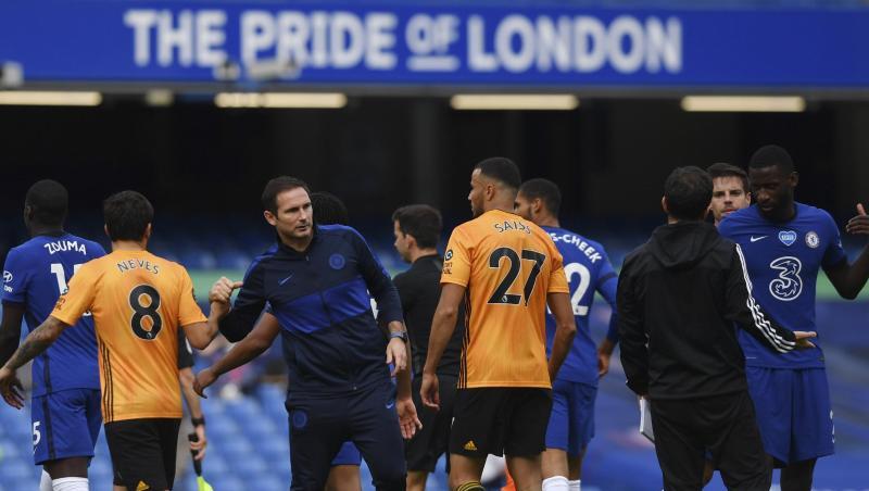Trainer Frank Lampard vom FC Chelsea klatscht die Spieler seiner Mannschaft nach dem Spiel ab. Foto: Mike Hewitt/Pool Getty/AP/dpa/Archivbild Trainer Frank Lampard vom FC Chelsea klatscht die Spieler seiner Mannschaft nach dem Spiel ab. Foto: Mike Hewitt/Pool Getty/AP/dpa/Archivbild