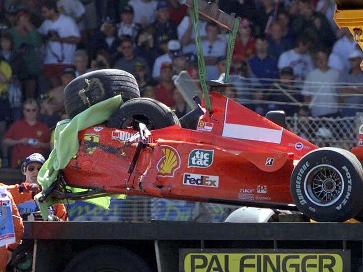 Der zerstörte Ferrari von Michael Schumacher im Jahr 1999 in Silverstone.