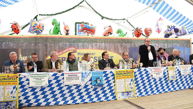 Clemens Baumgärtner (stehend) spricht während der PK zum Frühlingfest 2022.