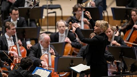 Susanna Mälkki dirigiert die Münchner Philharmoniker.