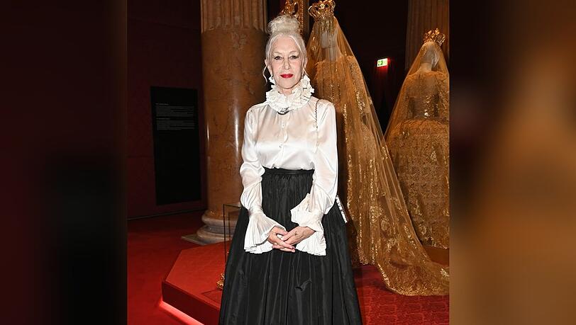 Helen Mirren feiert am 26. Juli ihren 80. Geburtstag: Darum ist sie eine Fashion-Ikone.