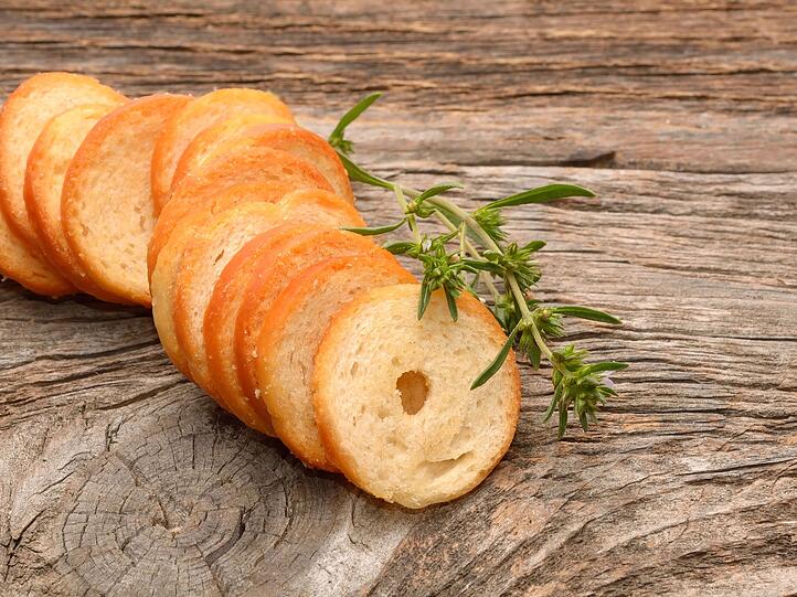 Ebenfalls im Ofenrohr k&ouml;nnen Sie altes Brot in eine Knabberei umwandeln: Schneiden Sie es in d&uuml;nne Scheiben, betr&auml;ufeln Sie diese mit &Ouml;l und bestreuen Sie sie nach Gusto mit Gew&uuml;rzen. Breiten Sie die Scheiben auf einem Backblech mit Backpapier aus und backen Sie sie, bis Brotchips daraus geworden sind.