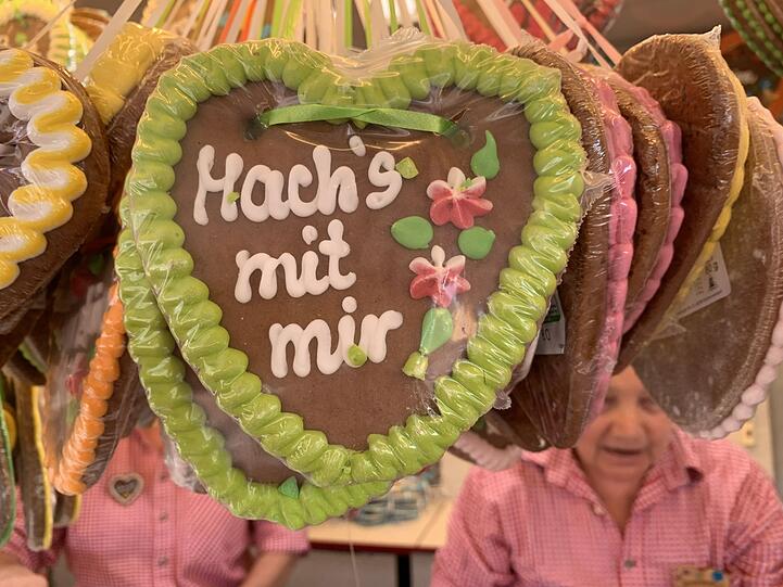 Auch wenn Lebkuchenherzen aus der Jahrmarktkultur stammen, sind sie vom Oktoberfest nicht mehr wegzudenken. Ob für Touristinnen und Touristen aus dem In- und Ausland, die solche Herzen nahestehenden Menschen gerne als Souvenir mitbringen, als kleine Aufmerksamkeit für Freundinnen und Freunde - oder um bestimmte Absichten nicht mit Worten ausdrücken zu müssen. Auch wenn Lebkuchenherzen aus der Jahrmarktkultur stammen, sind sie vom Oktoberfest nicht mehr wegzudenken. Ob für Touristinnen und Touristen aus dem In- und Ausland, die solche Herzen nahestehenden Menschen gerne als Souvenir mitbringen, als kleine Aufmerksamkeit für Freundinnen und Freunde - oder um bestimmte Absichten nicht mit Worten ausdrücken zu müssen.