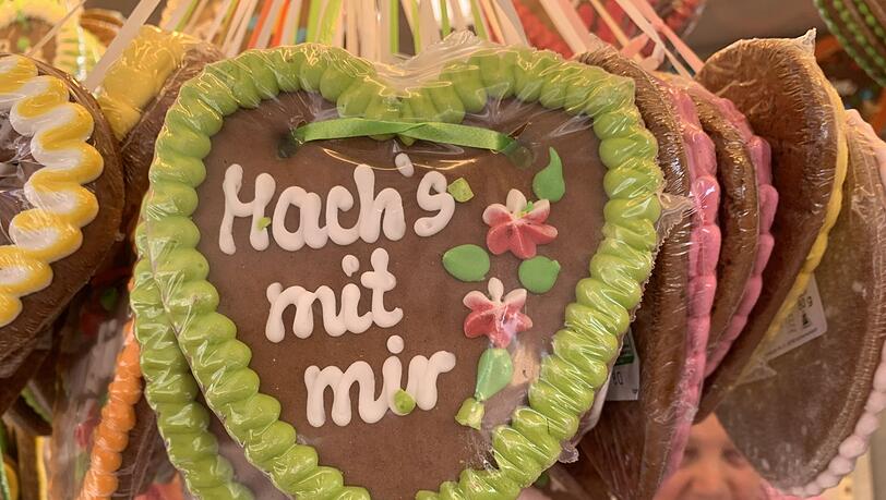 Auch wenn Lebkuchenherzen aus der Jahrmarktkultur stammen, sind sie vom Oktoberfest nicht mehr wegzudenken. Ob für Touristinnen und Touristen aus dem In- und Ausland, die solche Herzen nahestehenden Menschen gerne als Souvenir mitbringen, als kleine Aufmerksamkeit für Freundinnen und Freunde - oder um bestimmte Absichten nicht mit Worten ausdrücken zu müssen. Auch wenn Lebkuchenherzen aus der Jahrmarktkultur stammen, sind sie vom Oktoberfest nicht mehr wegzudenken. Ob für Touristinnen und Touristen aus dem In- und Ausland, die solche Herzen nahestehenden Menschen gerne als Souvenir mitbringen, als kleine Aufmerksamkeit für Freundinnen und Freunde - oder um bestimmte Absichten nicht mit Worten ausdrücken zu müssen.