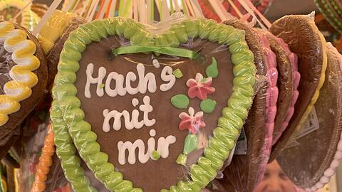 Auch wenn Lebkuchenherzen aus der Jahrmarktkultur stammen, sind sie vom Oktoberfest nicht mehr wegzudenken. Ob f&uuml;r Touristinnen und Touristen aus dem In- und Ausland, die solche Herzen nahestehenden Menschen gerne als Souvenir mitbringen, als kleine Aufmerksamkeit f&uuml;r Freundinnen und Freunde - oder um bestimmte Absichten nicht mit Worten ausdr&uuml;cken zu m&uuml;ssen.