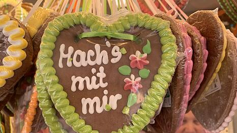Auch wenn Lebkuchenherzen aus der Jahrmarktkultur stammen, sind sie vom Oktoberfest nicht mehr wegzudenken. Ob f&uuml;r Touristinnen und Touristen aus dem In- und Ausland, die solche Herzen nahestehenden Menschen gerne als Souvenir mitbringen, als kleine Aufmerksamkeit f&uuml;r Freundinnen und Freunde - oder um bestimmte Absichten nicht mit Worten ausdr&uuml;cken zu m&uuml;ssen.