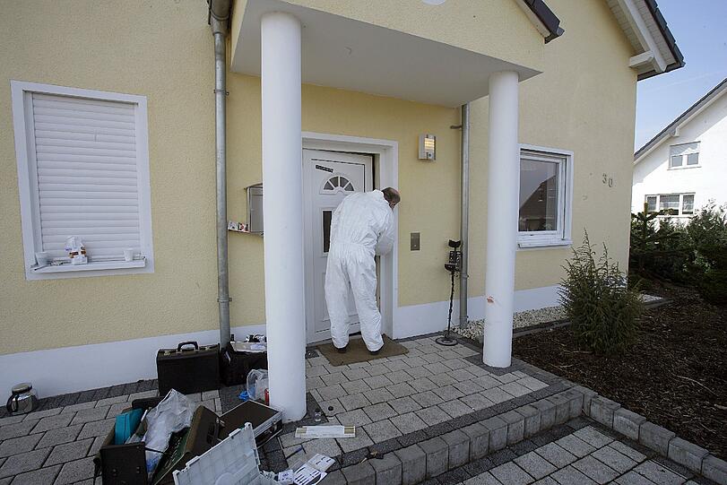 ...als der Mann durch die geschlossene Tür feuert. Ein Beamter stirbt an einer Schussverletzung.