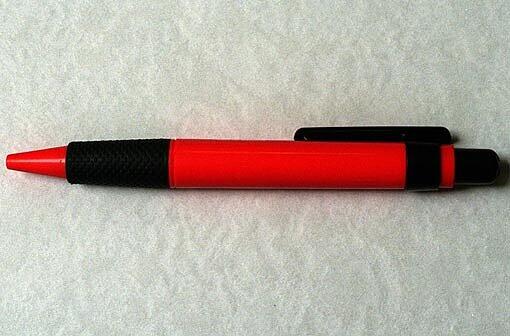 "James Bond-verdächtig": Eine geradezu filmreife Waffe haben Schleierfahnder der Polizei bei einer Fahrzeugkontrolle in Passau sichergestellt - einen "Schusskugelschreiber". (Symbolbild)