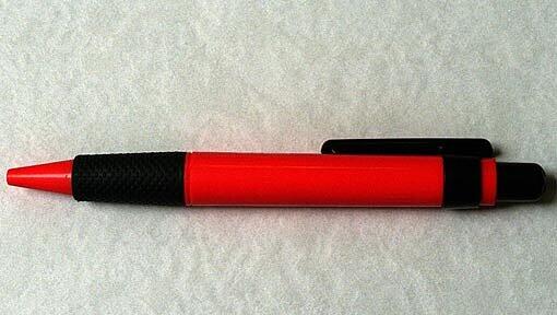 "James Bond-verdächtig": Eine geradezu filmreife Waffe haben Schleierfahnder der Polizei bei einer Fahrzeugkontrolle in Passau sichergestellt - einen "Schusskugelschreiber". (Symbolbild) "James Bond-verdächtig": Eine geradezu filmreife Waffe haben Schleierfahnder der Polizei bei einer Fahrzeugkontrolle in Passau sichergestellt - einen "Schusskugelschreiber". (Symbolbild)