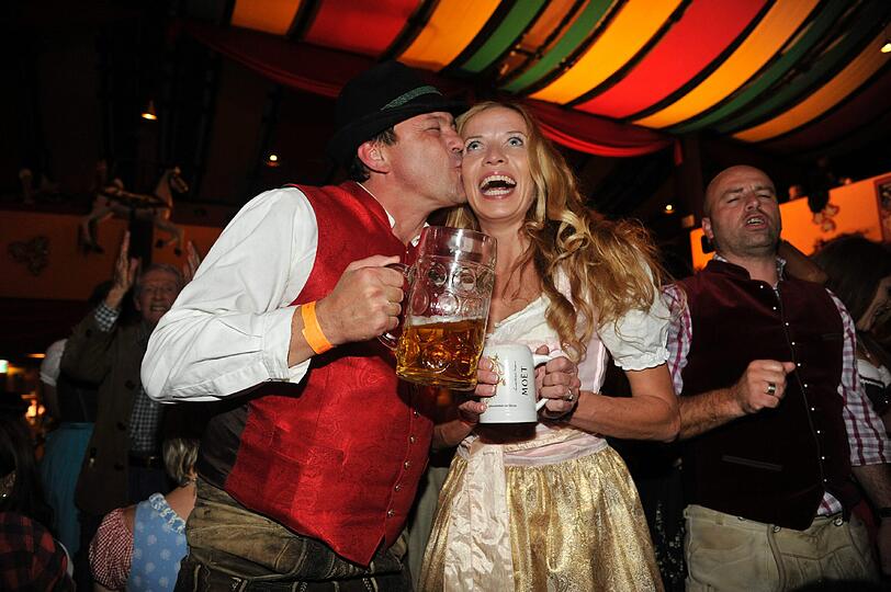 Schauspieler Michel Guillaume knutscht seine Freundin Georgia Schultze - so wild feiern die Promis auf der Wiesn.