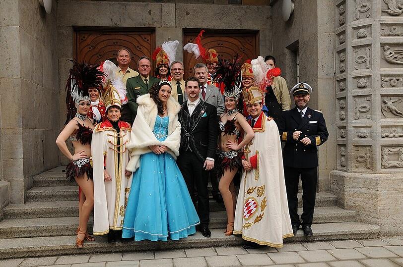 So wie jedes Jahr besuchte das aktuelle regierende Prinzenpaar Christina I. und Andreas II. sowie Vertreter der Faschingsgesellschaft Narrhalla das Polizeipräsidium München.