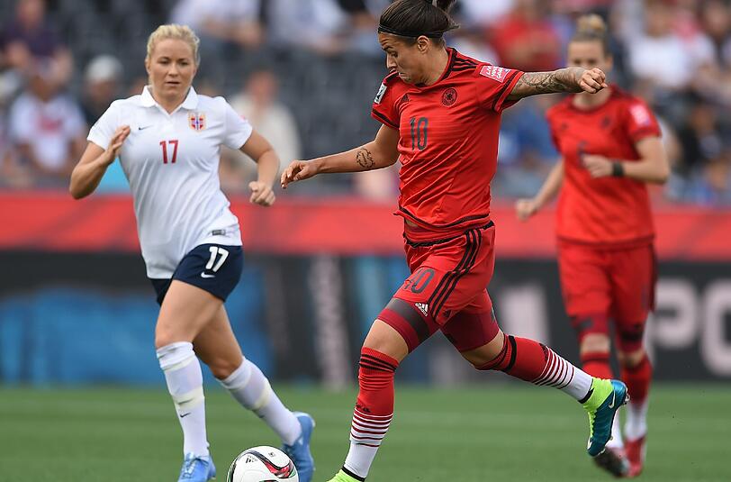 Dzsenifer Marozsan (r.) und die Norwegerin Lene Mykjaland bei der WM in Kanada