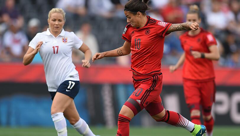 Dzsenifer Marozsan (r.) und die Norwegerin Lene Mykjaland bei der WM in Kanada Dzsenifer Marozsan (r.) und die Norwegerin Lene Mykjaland bei der WM in Kanada