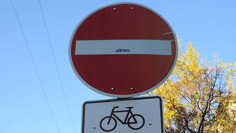 An der Kreuzung Kaiser- und Wilhelmstraße dürfen Radler entgegen der Fahrtrichtung fahren. Das entscheidende Wort "frei" hat jemand allerdings mit "wrong" überklebt. An der Kreuzung Kaiser- und Wilhelmstraße dürfen Radler entgegen der Fahrtrichtung fahren. Das entscheidende Wort "frei" hat jemand allerdings mit "wrong" überklebt.