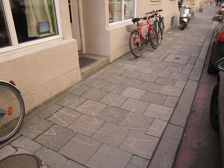 Am Donnerstag haben Unbekannte eine Warnung vor das Büro des Bayerischen Flüchtlingsrates geschmiert: Wir sind immer noch da", schreibt die Anti-Antifa.