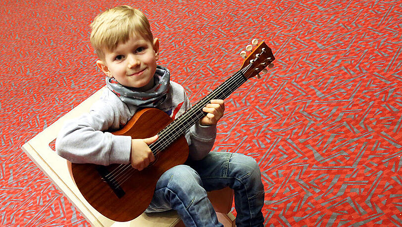 Ob er später eine Band gründet? Gitarrist Leonel (4). Ob er später eine Band gründet? Gitarrist Leonel (4).