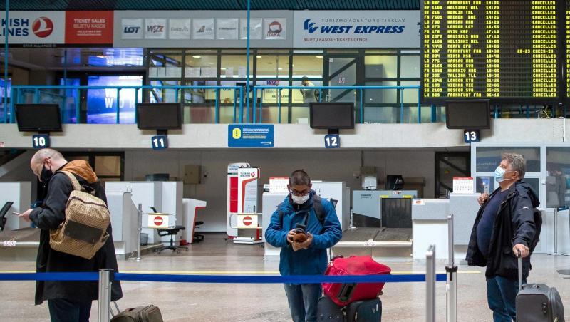 Passagiere mit Smartphones in einer Schlange im Internationalen Flughafen von Vilnius. Passagiere mit Smartphones in einer Schlange im Internationalen Flughafen von Vilnius.
