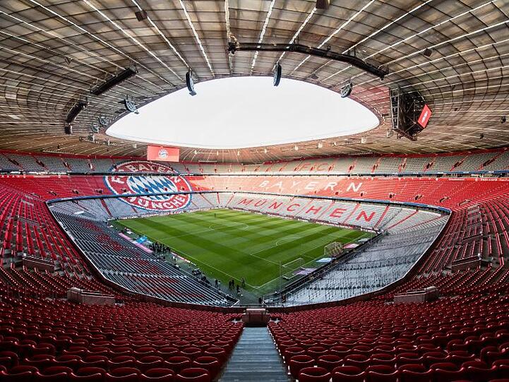 Tausende leere Plätze sind vor Spielbeginn in der Allianz Arena zu sehen. Foto: Matthias Balk/dpa/Archivbild