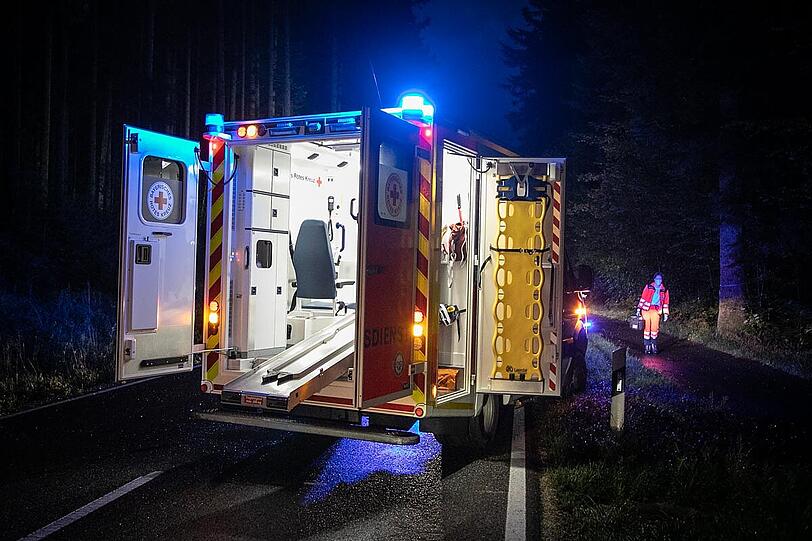 Bei dem missglückten Überholmanöver prallte ein VW Transporter frontal in einen Skoda, beide Fahrer wurden schwer verletzt.