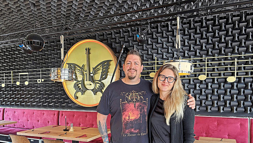 Das Hotelbetreiber-Ehepaar Theresa und Marinus Falter ist Metal-begeistert. Der 43-jährige Marinus trägt zwar Bandshirt und die Arme zieren Tattoos, aber Theresa hat kein einziges Tattoo. „Ich wüsste auch nicht, was ich mir da tätowieren lassen sollte“, sagt die 37-Jährige. Das Hotelbetreiber-Ehepaar Theresa und Marinus Falter ist Metal-begeistert. Der 43-jährige Marinus trägt zwar Bandshirt und die Arme zieren Tattoos, aber Theresa hat kein einziges Tattoo. „Ich wüsste auch nicht, was ich mir da tätowieren lassen sollte“, sagt die 37-Jährige.