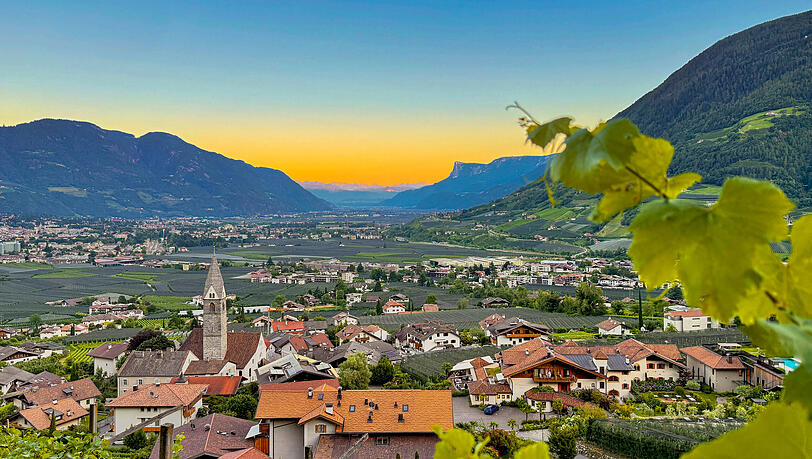 Blick nach Lana bei Meran, von Algund aus gesehen. Blick nach Lana bei Meran, von Algund aus gesehen.