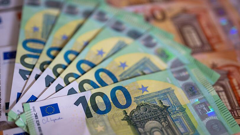 Mehr als eine Million Euro in bar hatte ein Autofahrer in Schwaben im Wagen. (Symbolbild) Mehr als eine Million Euro in bar hatte ein Autofahrer in Schwaben im Wagen. (Symbolbild)