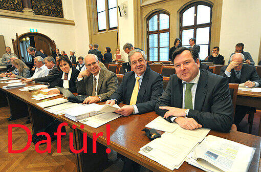 Sie tun sich schwer, denn die CSU hat sich erst kurz vor der Sitzung zu einer mehrheitlichen Zustimmung durchgerungen. Auf der Ja-Seite (v. r.): Seppi Schmid, Hans Podiuk, Kritiker Richard Quaas, Ursula Sabathil, Johann Stadler, Walter Zöller.