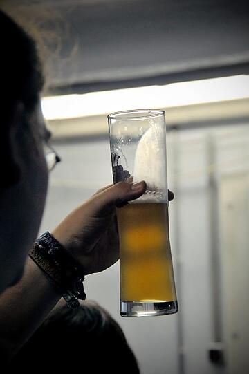 Bei der kleinen Brauererei "Giesiner Bräu" arbeiten derzeit 5 Personen an originellen Biersorten, wie die Untergiesinger Erhellung. Ein Rundgang durch die Brauerei.