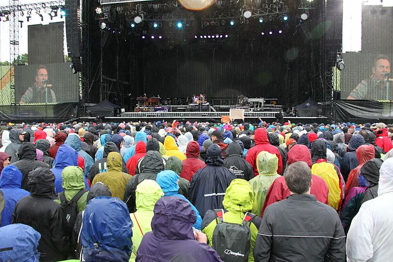 Bruce Sprengsteen rockt München. Die Fans trotzen dem Regen.