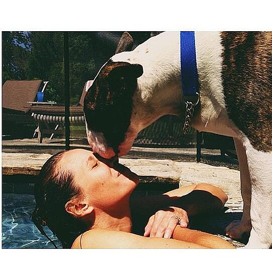 Hundeliebe: Christy Turlington und ihr Pitbull