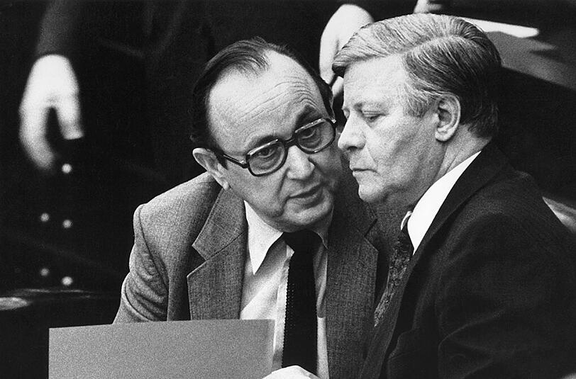 Bundeskanzler Schmidt (r, SPD) vor Beginn der Regierungserklärung am 25.11.1980 im Deutschen Bundestag in Bonn im Gespräch mit Außenminister Hans-Dietrich Genscher.
