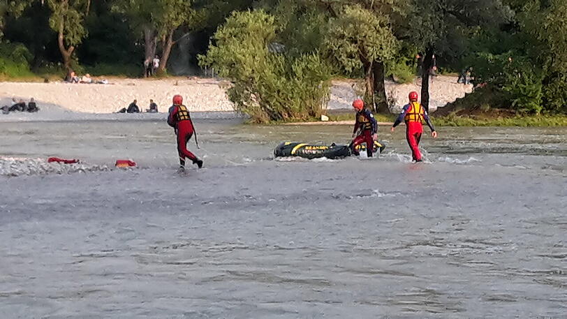 Trotz eines Verbots führen einige Leichtsinnige mit ihren Botten auf der Isar.
