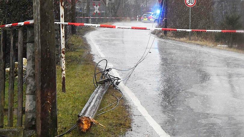 In der Arnold-Sommerfeld-Straße in Neuperlach ist ein Leitungsmast abgeknickt und auf die Straße gestürzt