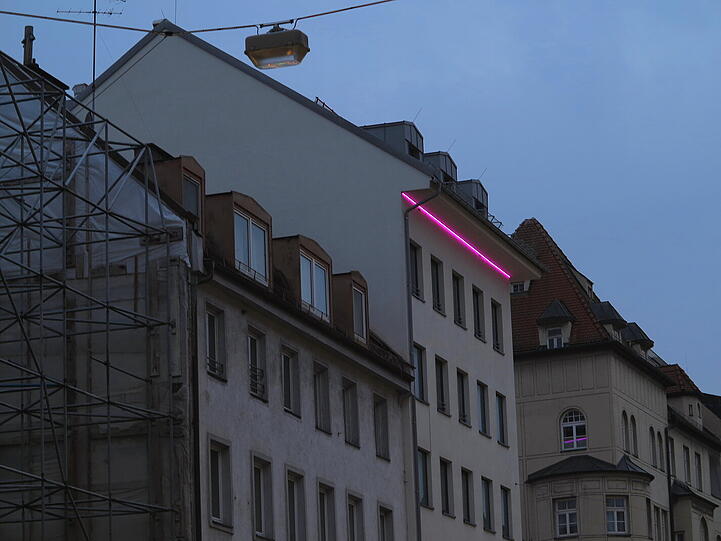 Die Barbie-Zentrale? AZ-Leser Djordje Matkovic hat an der Kreuzung Schwanthaler-Schillerstraße mit Hilfe eines AZ-Zeitungskastens diese Fotos gemacht.