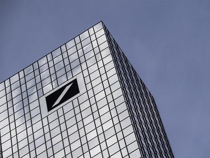 Im Zuge eines radikalen Konzernumbaus will die Deutsche Bank die Zahl der Vollzeitstellen bis zum Ende des Jahres 2022 auf etwa 74.000 schrumpfen.