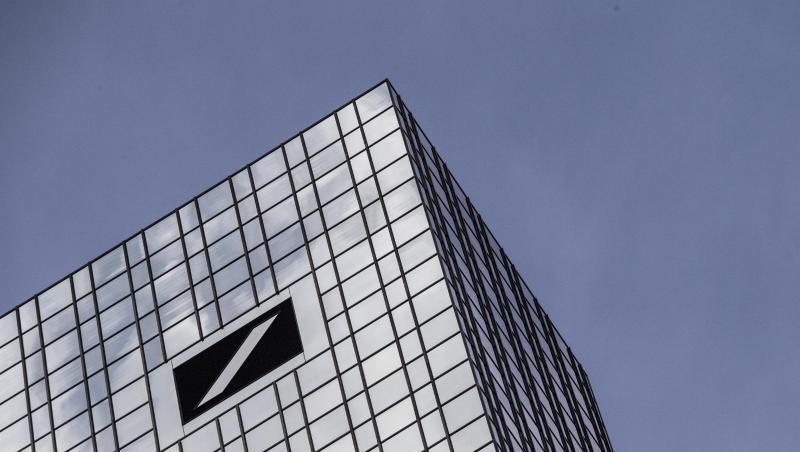 Im Zuge eines radikalen Konzernumbaus will die Deutsche Bank die Zahl der Vollzeitstellen bis zum Ende des Jahres 2022 auf etwa 74.000 schrumpfen. Im Zuge eines radikalen Konzernumbaus will die Deutsche Bank die Zahl der Vollzeitstellen bis zum Ende des Jahres 2022 auf etwa 74.000 schrumpfen.
