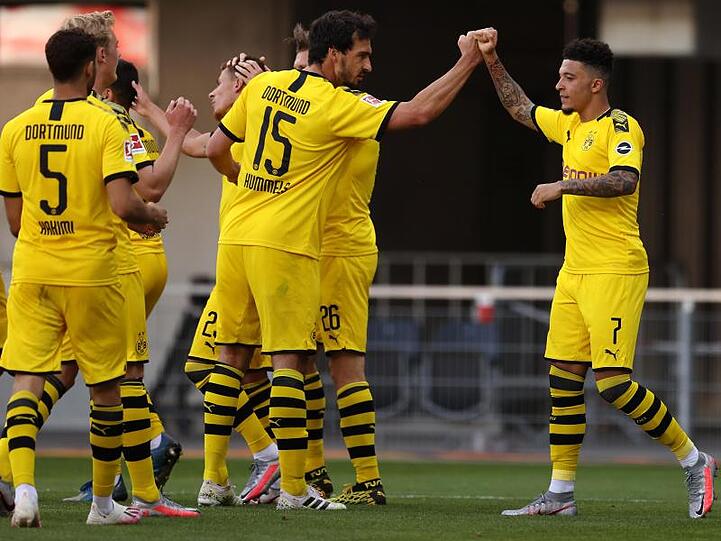 Die Dortmunder um Jadon Sancho (r) zeigten eine starke zweite Halbzeit in Paderborn.