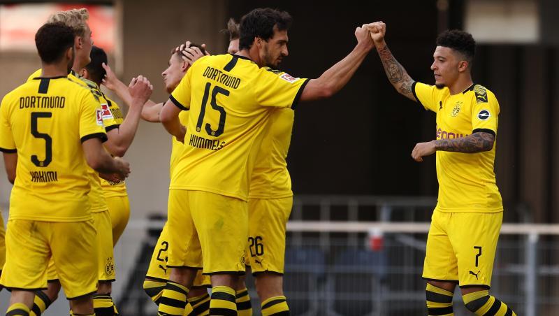 Die Dortmunder um Jadon Sancho (r) zeigten eine starke zweite Halbzeit in Paderborn. Die Dortmunder um Jadon Sancho (r) zeigten eine starke zweite Halbzeit in Paderborn.