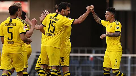 Die Dortmunder um Jadon Sancho (r) zeigten eine starke zweite Halbzeit in Paderborn.