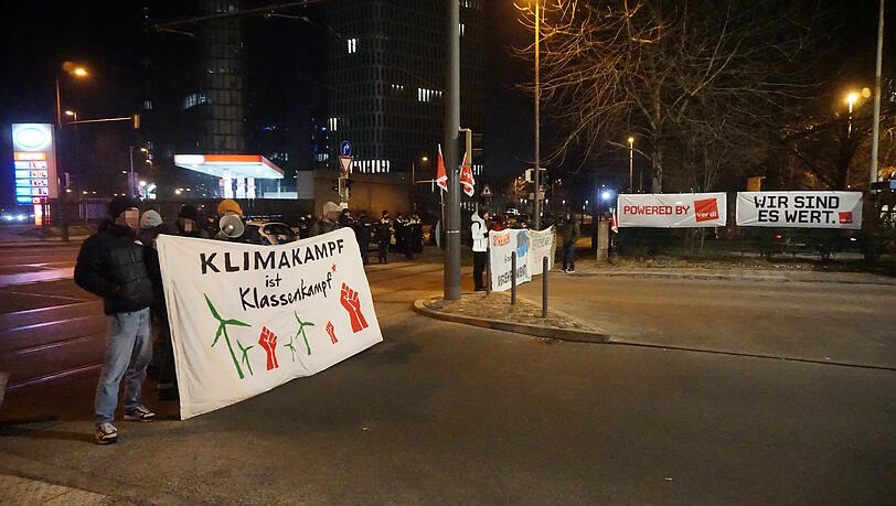 An der Blockade-Aktion nahmen 20 Aktivisten teil. An der Blockade-Aktion nahmen 20 Aktivisten teil.