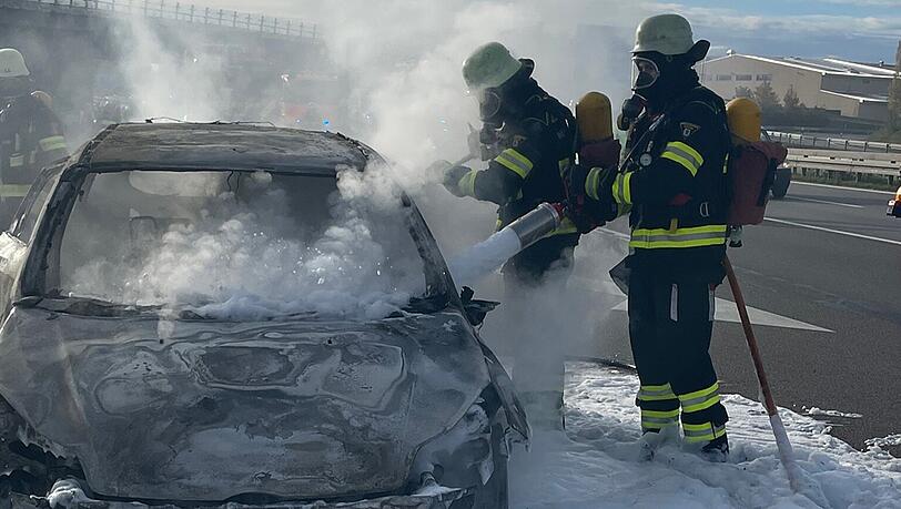 Auf der A96 Richtung München ist ein Pkw komplett ausgebrannt.