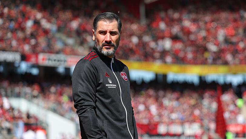 Der Nürnberger Trainer Cristian Fiel steht vor Spielbeginn auf dem Platz.