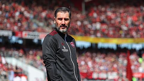 Der Nürnberger Trainer Cristian Fiel steht vor Spielbeginn auf dem Platz.
