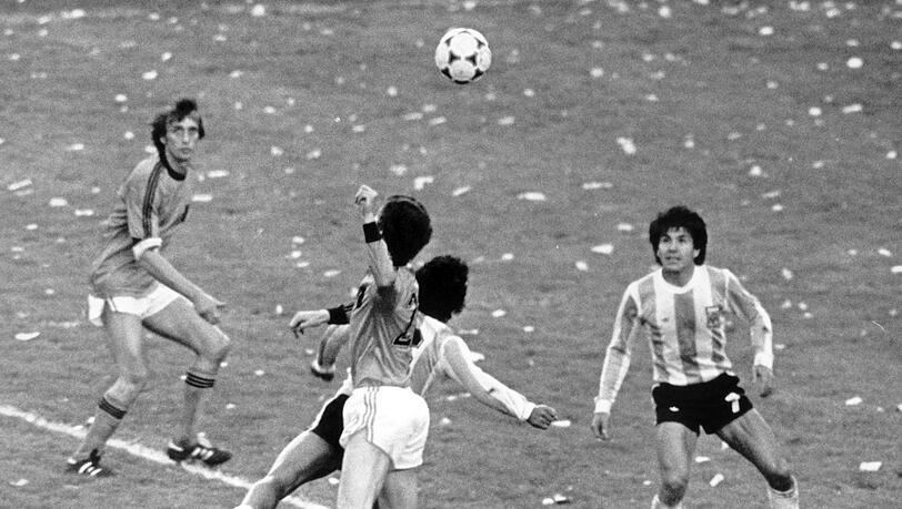 Der argentinische Verteidiger Luis Galván hat im WM-Finale 1978 den Ball im Blick. Wenig später ist er Fußball-Weltmeister.