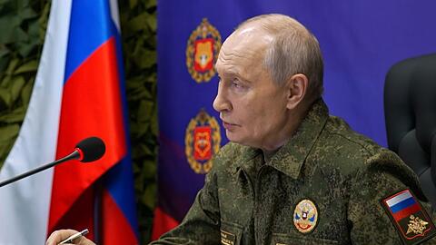 Putin sieht sich als Kriegsherr weiter auf der Siegerstra&szlig;e.