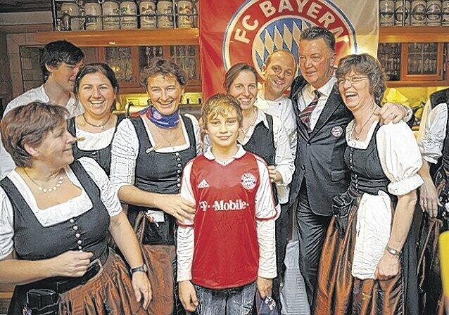 Ein ganz besonderes Geschenk: Nationalspieler Bastian Schweinsteiger war bei den &bdquo;Red Kinis &rsquo;99&ldquo; unter dem Weihnachtsbaum.