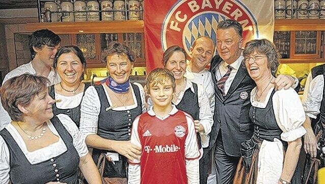 Ein ganz besonderes Geschenk: Nationalspieler Bastian Schweinsteiger war bei den „Red Kinis ’99“ unter dem Weihnachtsbaum. Ein ganz besonderes Geschenk: Nationalspieler Bastian Schweinsteiger war bei den „Red Kinis ’99“ unter dem Weihnachtsbaum.